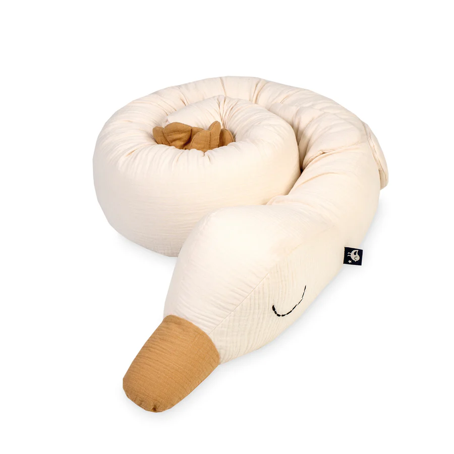 Zöllner Bettschlange Sleep Buddy Gans – Die 180 cm Julius Zöllner Bettschlange Gans schützt dein Baby vor harten Gitterstäben und Zugluft. Kuschelig, sicher und nach OEKO-TEX® Standard 100 zertifiziert. Zöllner Bettschlange Sleep Buddy Gans – Die 180 cm Julius Zöllner Bettschlange Gans schützt dein Baby vor harten Gitterstäben und Zugluft. Kuschelig, sicher und nach OEKO-TEX® Standard 100 zertifiziert.